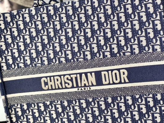 Borsa a tracolla bollata blu Christian Book Large di Dior Oblique Embroidery Canvas Navy