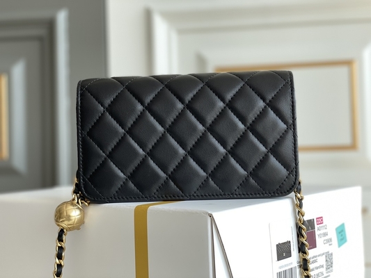 Portafoglio nero delle pochette del WOC di Mini Coco Chanel su una catena CF20