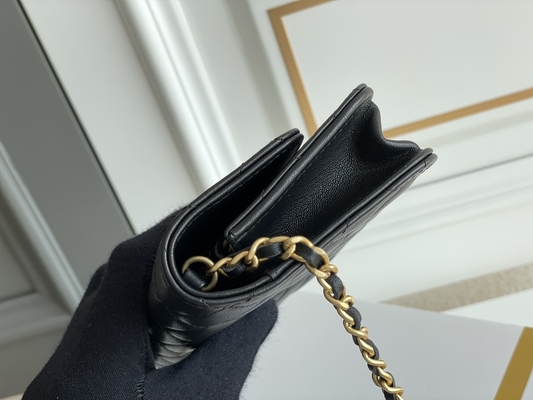 Portafoglio nero delle pochette del WOC di Mini Coco Chanel su una catena CF20