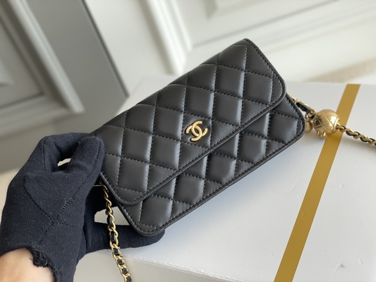 Portafoglio nero delle pochette del WOC di Mini Coco Chanel su una catena CF20