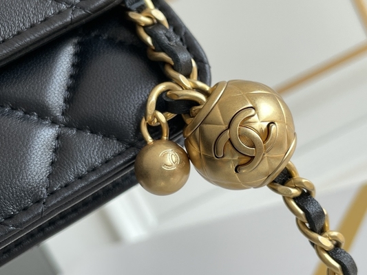 Portafoglio nero delle pochette del WOC di Mini Coco Chanel su una catena CF20