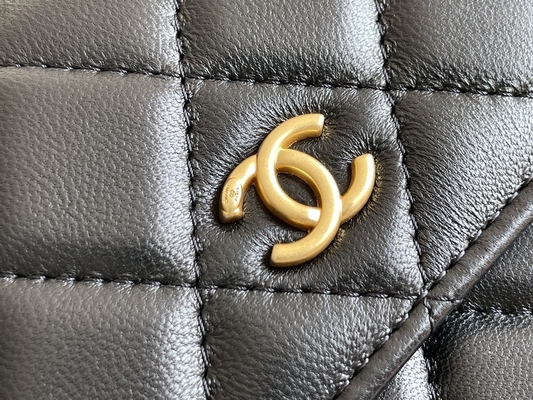 Portafoglio nero delle pochette del WOC di Mini Coco Chanel su una catena CF20