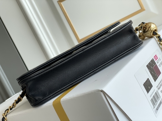 Portafoglio nero delle pochette del WOC di Mini Coco Chanel su una catena CF20