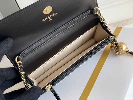 Portafoglio nero delle pochette del WOC di Mini Coco Chanel su una catena CF20
