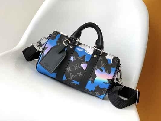 L'eclissi del monogramma dell'alba ha marcato a caldo la stanza di Bag il LV Keepall Bandoulière 25 del messaggero con una vista