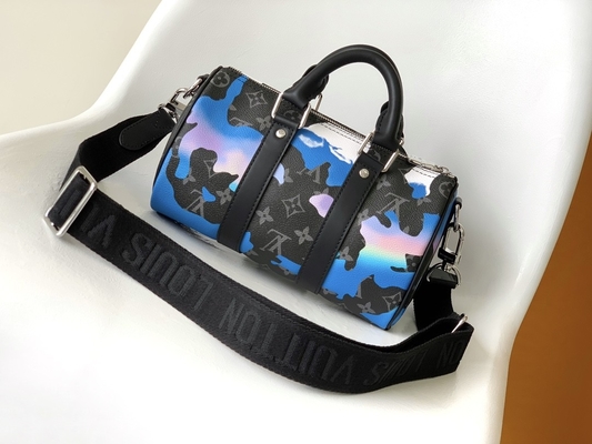 L'eclissi del monogramma dell'alba ha marcato a caldo la stanza di Bag il LV Keepall Bandoulière 25 del messaggero con una vista