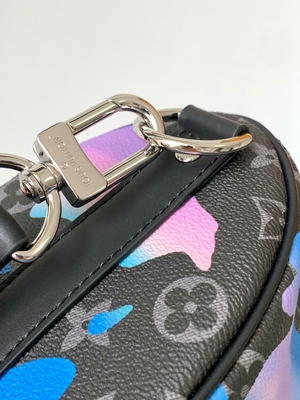 L'eclissi del monogramma dell'alba ha marcato a caldo la stanza di Bag il LV Keepall Bandoulière 25 del messaggero con una vista