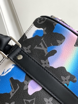L'eclissi del monogramma dell'alba ha marcato a caldo la stanza di Bag il LV Keepall Bandoulière 25 del messaggero con una vista