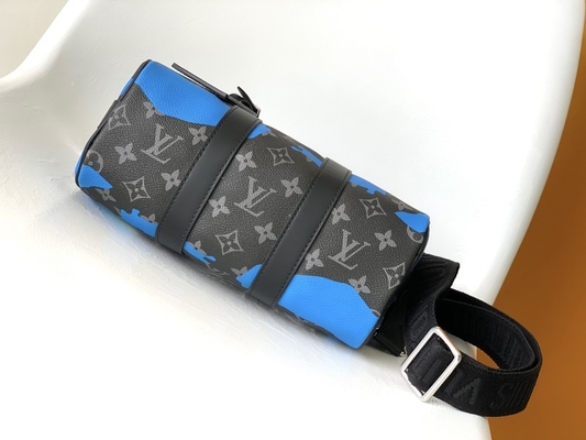 L'eclissi del monogramma dell'alba ha marcato a caldo la stanza di Bag il LV Keepall Bandoulière 25 del messaggero con una vista