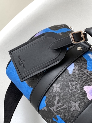 L'eclissi del monogramma dell'alba ha marcato a caldo la stanza di Bag il LV Keepall Bandoulière 25 del messaggero con una vista