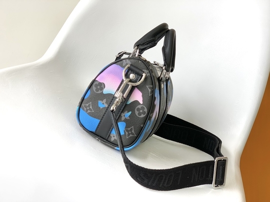L'eclissi del monogramma dell'alba ha marcato a caldo la stanza di Bag il LV Keepall Bandoulière 25 del messaggero con una vista