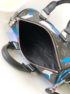 L'eclissi del monogramma dell'alba ha marcato a caldo la stanza di Bag il LV Keepall Bandoulière 25 del messaggero con una vista