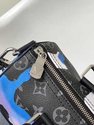 L'eclissi del monogramma dell'alba ha marcato a caldo la stanza di Bag il LV Keepall Bandoulière 25 del messaggero con una vista