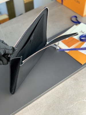 Cuoio del GM Cuir Taurillon di Louis Vuitton Pochette Jour del progettista in borse noir nere