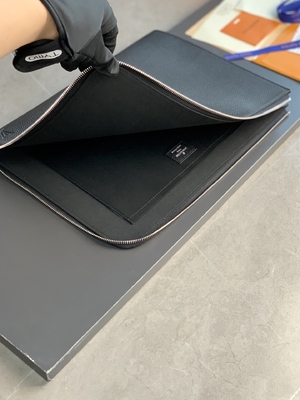 Cuoio del GM Cuir Taurillon di Louis Vuitton Pochette Jour del progettista in borse noir nere