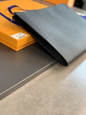 Cuoio del GM Cuir Taurillon di Louis Vuitton Pochette Jour del progettista in borse noir nere