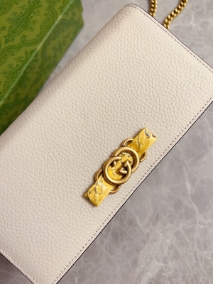 Portafoglio di cuoio rosa-chiaro di Mini Designer Purses Gucci Python sul WOC a catena con il collegamento del G