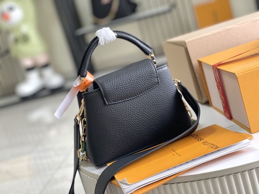 La pelle di capra che allinea Preloved ha marcato a caldo la borsa Louis Vuitton Capucines Mini