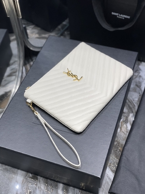 Il monogramma ha imbottito YVES SAINT LAURENT di cuoio ha imbottito la frizione di cuoio della busta del sacchetto
