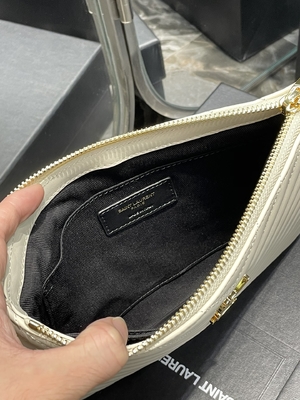 Il monogramma ha imbottito YVES SAINT LAURENT di cuoio ha imbottito la frizione di cuoio della busta del sacchetto