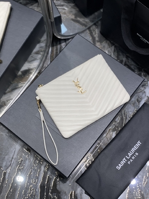 Il monogramma ha imbottito YVES SAINT LAURENT di cuoio ha imbottito la frizione di cuoio della busta del sacchetto