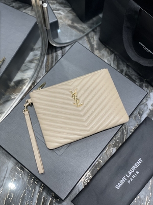 Il monogramma ha imbottito YVES SAINT LAURENT di cuoio ha imbottito la frizione di cuoio della busta del sacchetto