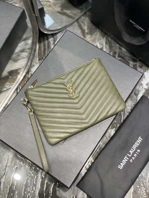 Il monogramma ha imbottito YVES SAINT LAURENT di cuoio ha imbottito la frizione di cuoio della busta del sacchetto