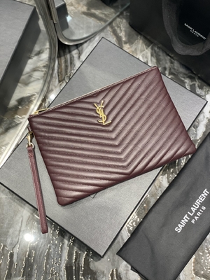 Il monogramma ha imbottito YVES SAINT LAURENT di cuoio ha imbottito la frizione di cuoio della busta del sacchetto
