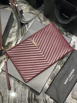 Il monogramma ha imbottito YVES SAINT LAURENT di cuoio ha imbottito la frizione di cuoio della busta del sacchetto