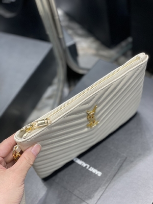 Il monogramma ha imbottito YVES SAINT LAURENT di cuoio ha imbottito la frizione di cuoio della busta del sacchetto