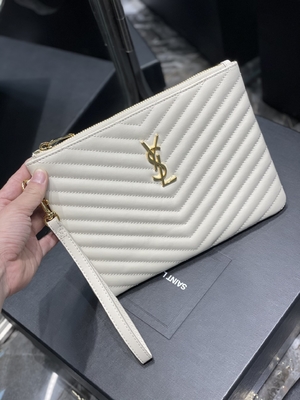 Il monogramma ha imbottito YVES SAINT LAURENT di cuoio ha imbottito la frizione di cuoio della busta del sacchetto