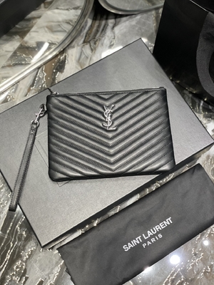 Il monogramma ha imbottito YVES SAINT LAURENT di cuoio ha imbottito la frizione di cuoio della busta del sacchetto