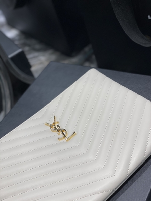 Il monogramma ha imbottito YVES SAINT LAURENT di cuoio ha imbottito la frizione di cuoio della busta del sacchetto