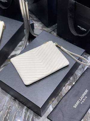 Il monogramma ha imbottito YVES SAINT LAURENT di cuoio ha imbottito la frizione di cuoio della busta del sacchetto