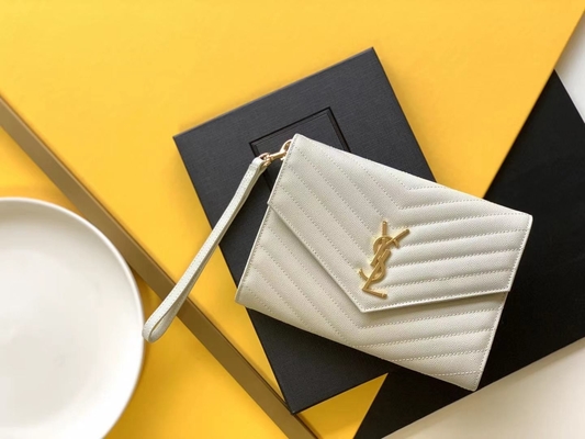 Il monogramma di YVES SAINT LAURENT del caviale ha imbottito la borsa di frizione di cuoio della busta