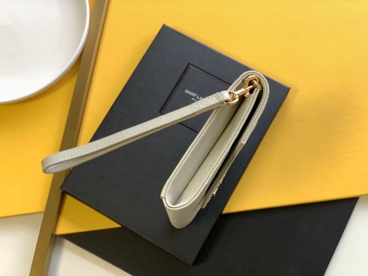 Il monogramma di YVES SAINT LAURENT del caviale ha imbottito la borsa di frizione di cuoio della busta