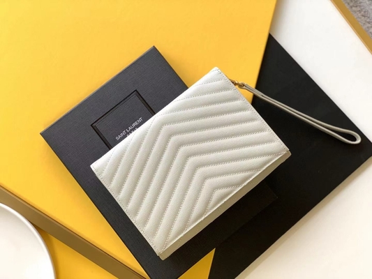 Il monogramma di YVES SAINT LAURENT del caviale ha imbottito la borsa di frizione di cuoio della busta