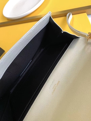 Il monogramma di YVES SAINT LAURENT del caviale ha imbottito la borsa di frizione di cuoio della busta