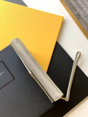 Il monogramma di YVES SAINT LAURENT del caviale ha imbottito la borsa di frizione di cuoio della busta