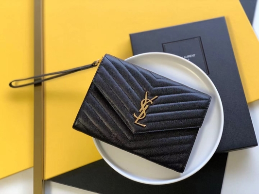 Il monogramma di YVES SAINT LAURENT del caviale ha imbottito la borsa di frizione di cuoio della busta