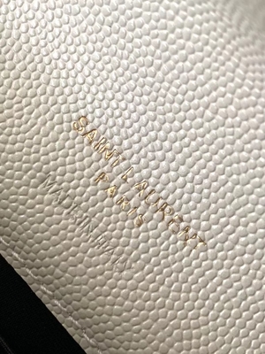 Il monogramma di YVES SAINT LAURENT del caviale ha imbottito la borsa di frizione di cuoio della busta