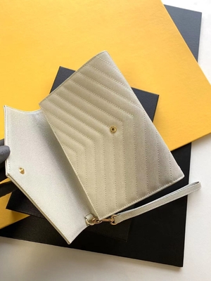 Il monogramma di YVES SAINT LAURENT del caviale ha imbottito la borsa di frizione di cuoio della busta