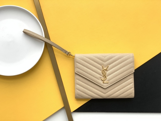 Il monogramma di YVES SAINT LAURENT del caviale ha imbottito la borsa di frizione di cuoio della busta