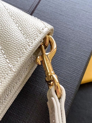 Il monogramma di YVES SAINT LAURENT del caviale ha imbottito la borsa di frizione di cuoio della busta