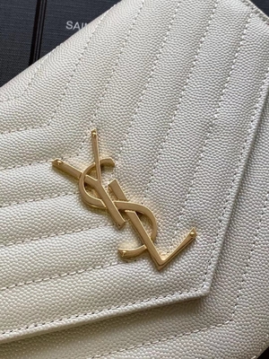 Il monogramma di YVES SAINT LAURENT del caviale ha imbottito la borsa di frizione di cuoio della busta