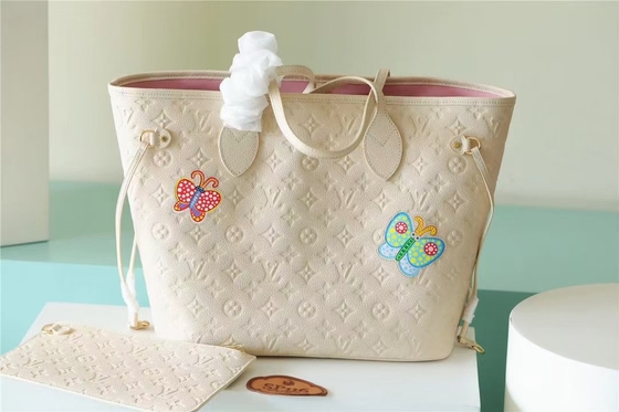 Il partito ha marcato a caldo le signore monogramma Empreinte di Neverfull millimetro della borsa con l'intarsiatura del fiore