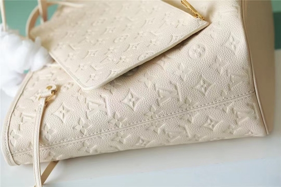 Il partito ha marcato a caldo le signore monogramma Empreinte di Neverfull millimetro della borsa con l'intarsiatura del fiore