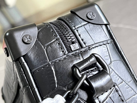 Tronco molle Mini Small Patent Leather di Crocodilien Matte Black Louis Vuitton LV
