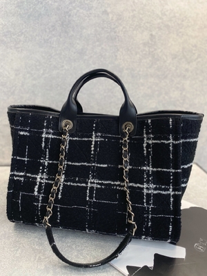 L'abitudine 2022 di Chanel Sotheby ha marcato a caldo il totalizzatore dell'arcobaleno di FW della borsa della spiaggia del tweed delle borse