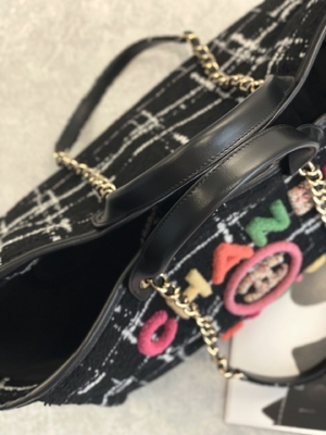 L'abitudine 2022 di Chanel Sotheby ha marcato a caldo il totalizzatore dell'arcobaleno di FW della borsa della spiaggia del tweed delle borse